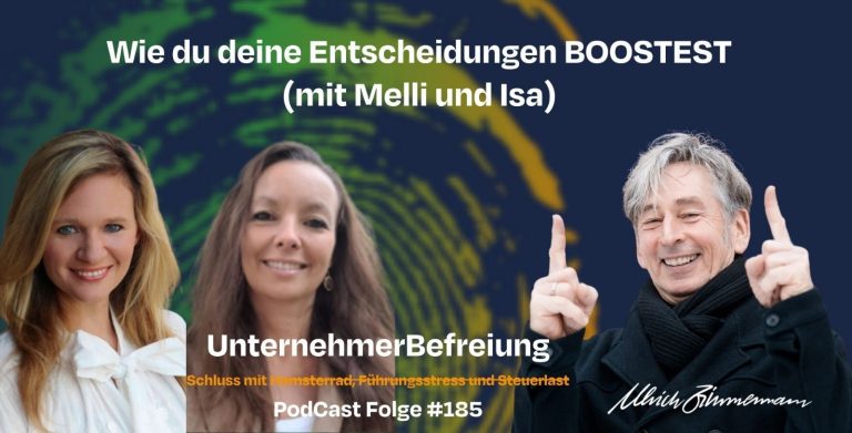 Podcast Uli Drei Personen stehen auf einer Werbung zu Entscheidungsboosting mit einem bunten Hintergrund.